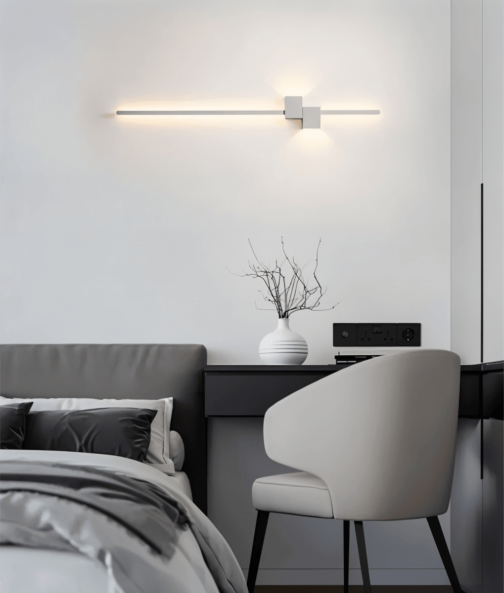 Applique LED in finitura oro su parete chiara