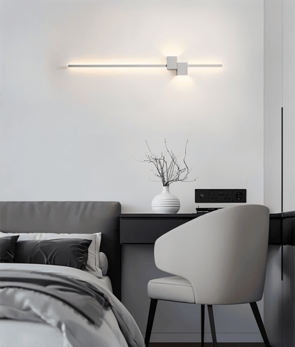 Applique LED in finitura oro su parete chiara