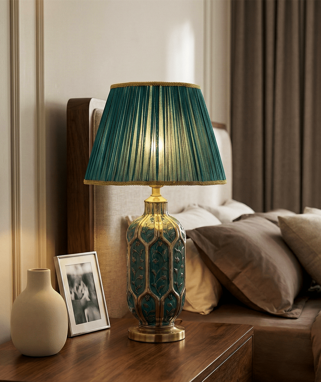 Lampada Stefano con paralume plissettato verde accesa