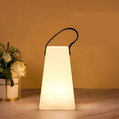 Lampada senza fili accesa sul tavolo in terrazzo