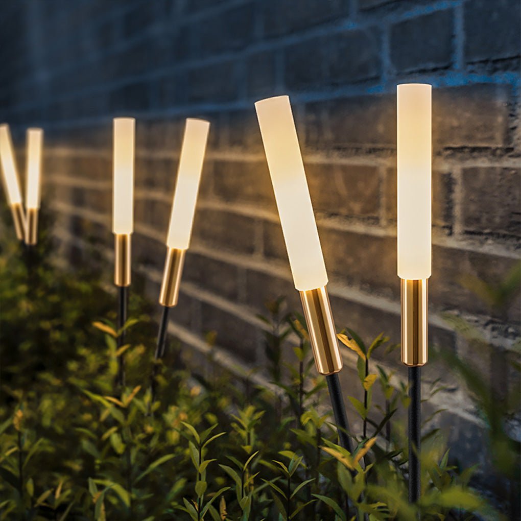 Lampioncini solari accesi lungo un vialetto