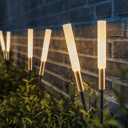 Lampioncini solari accesi lungo un vialetto