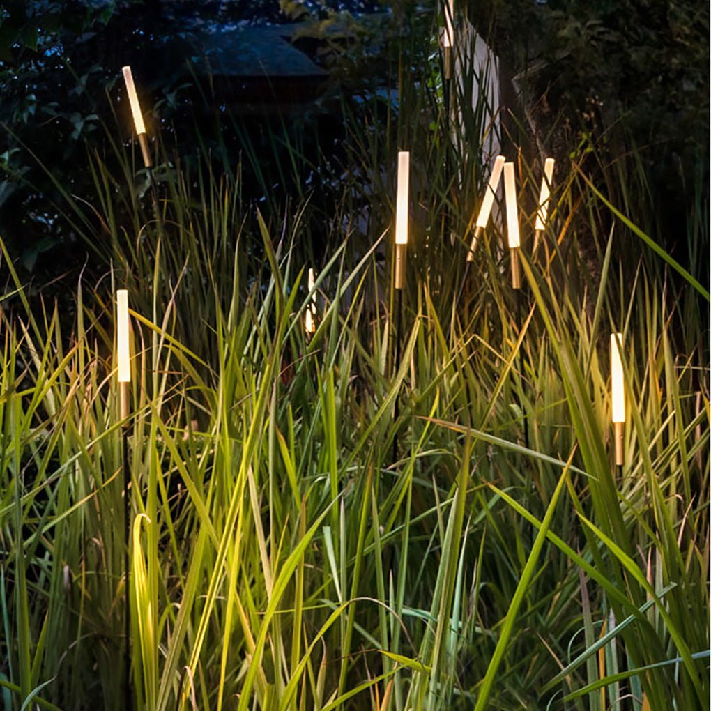 Lampioncini solari che illuminano un'aiuola di sera