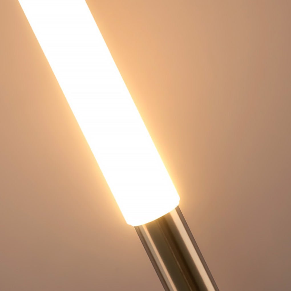 Luce calda dei lampioni solari lungo il percorso