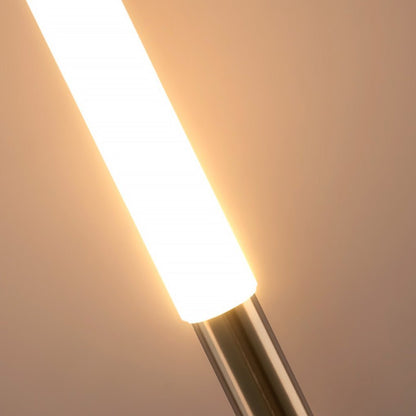Luce calda dei lampioni solari lungo il percorso