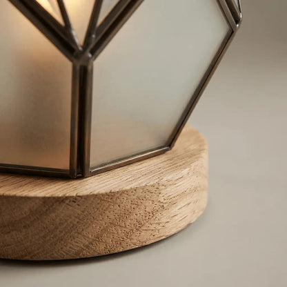 Lampada in vetro ambrato accesa su un tavolino