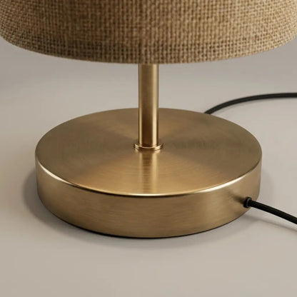 Lampada da tavolo in tessuto naturale in camera da letto